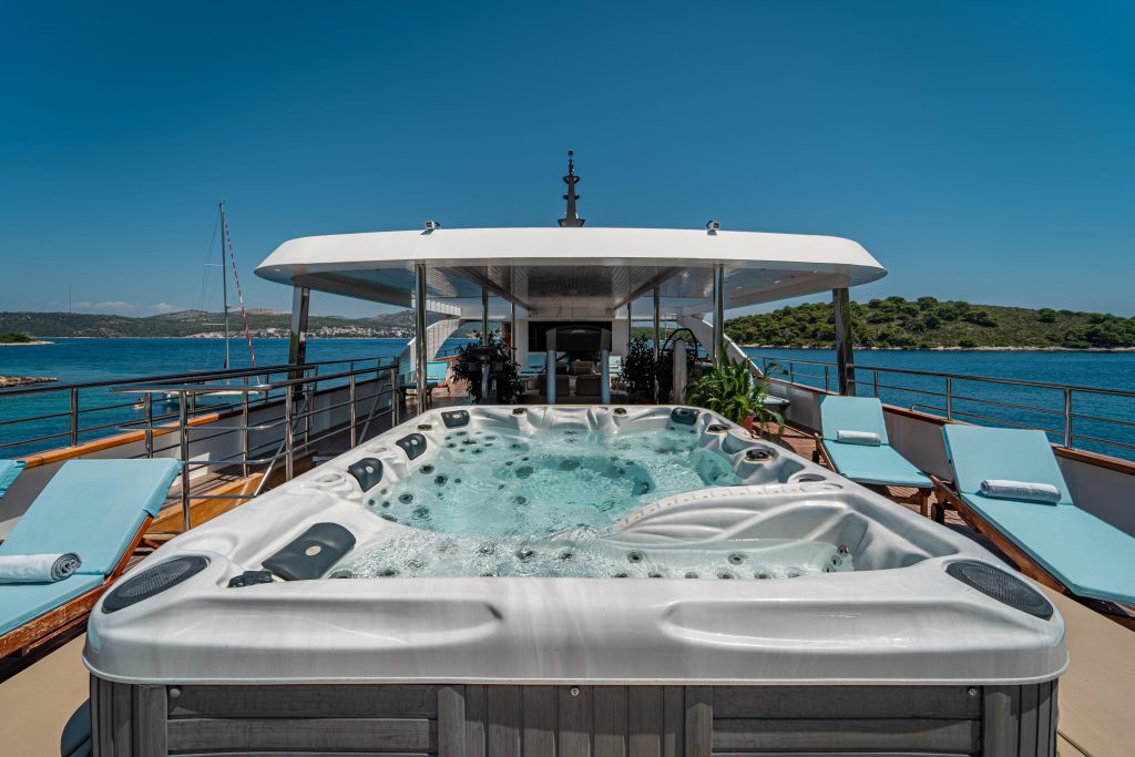 22. RIVA Jacuzzi - Sun deck stern 22. RIVA Jacuzzi - Sun deck stern